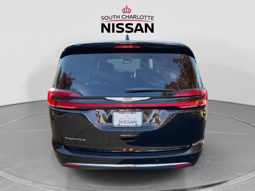 Used 2025 Chrysler Pacifica Select FWD image 5