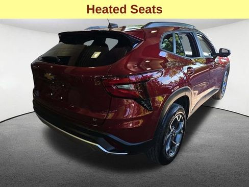 Used 2025 Chevrolet Trax LT w/ LT Convenience Package FWD image 5