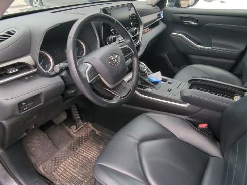 Used 2022 Toyota Highlander XLE AWD/4WD image 9