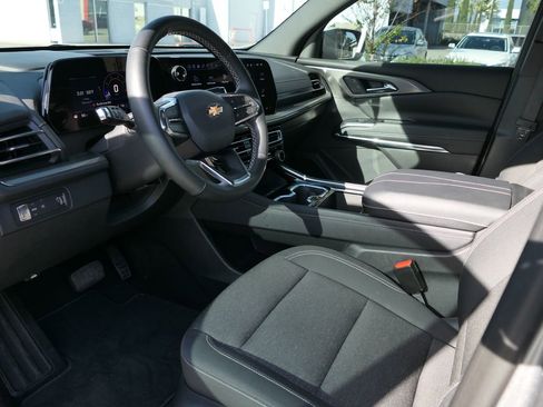 Used 2025 Chevrolet Traverse LT image 12