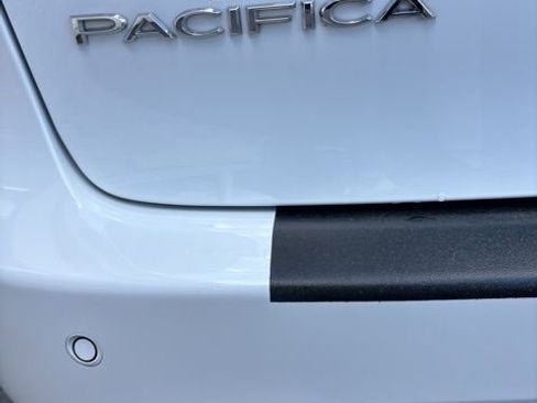 Used 2024 Chrysler Pacifica Touring-L FWD image 8