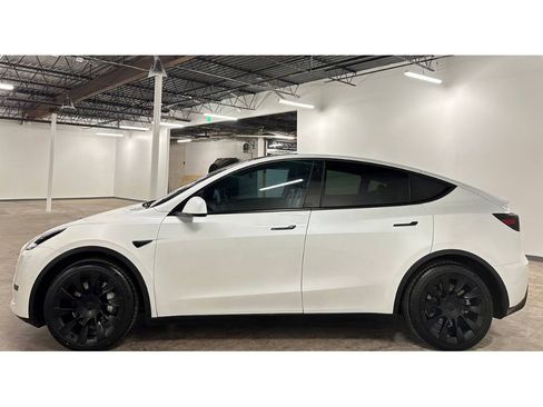 Used 2021 Tesla Model Y Long Range image 8
