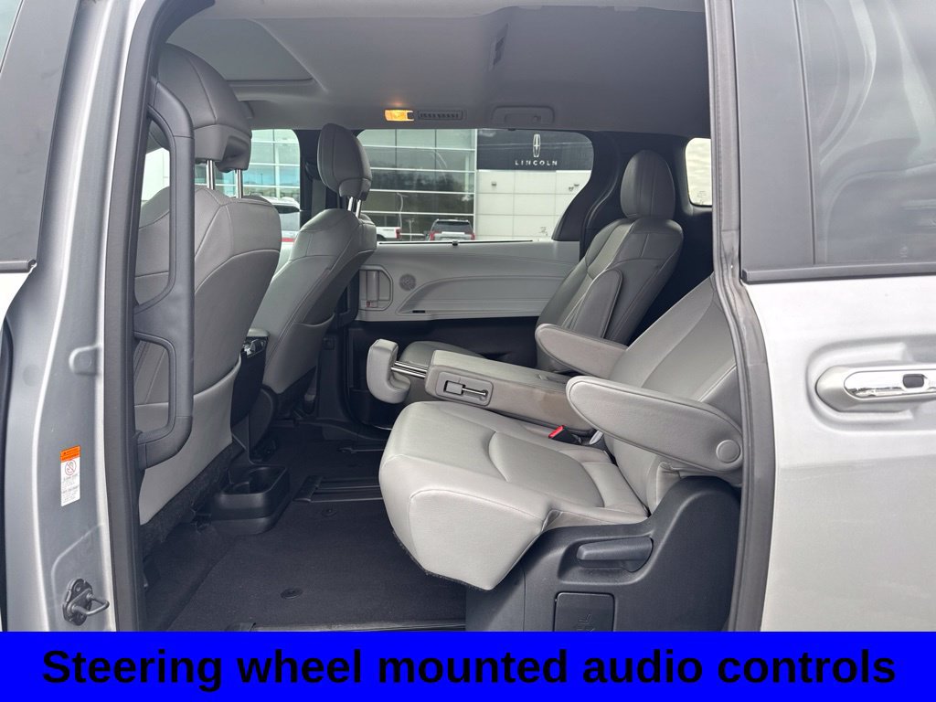 Used 2025 Toyota Sienna XLE FWD image 7