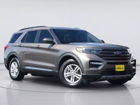 Used 2021 Ford Explorer XLT w/ Equipment Group 202A RWD image 2