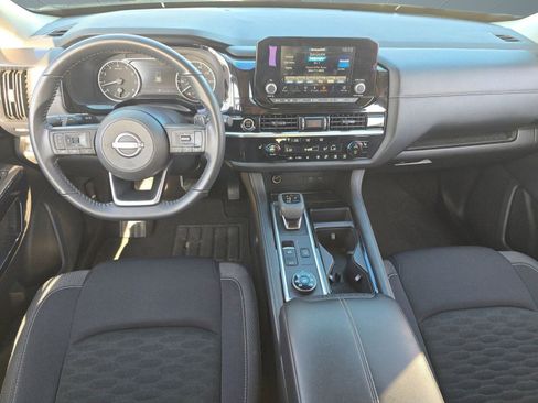 Used 2024 Nissan Pathfinder SV w/ SV Premium Package image 4