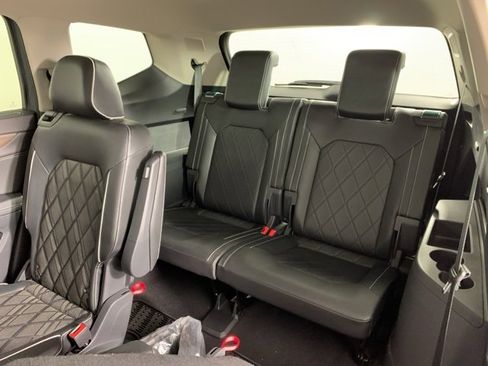 Used 2024 Volkswagen Atlas SEL Premium R-Line image 35