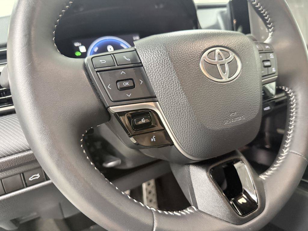 Used 2025 Toyota Camry SE FWD image 17