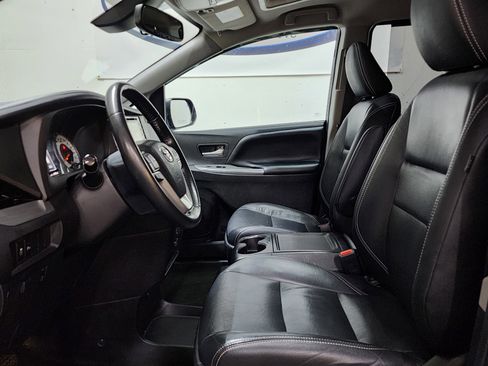 Used 2019 Toyota Sienna SE w/ SE Preferred Package image 14