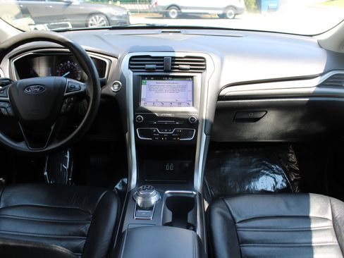 Used 2019 Ford Fusion SE image 10