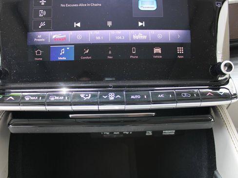Certified 2023 Jeep Wagoneer Series II w/ Convenience Group I AWD/4WD image 24