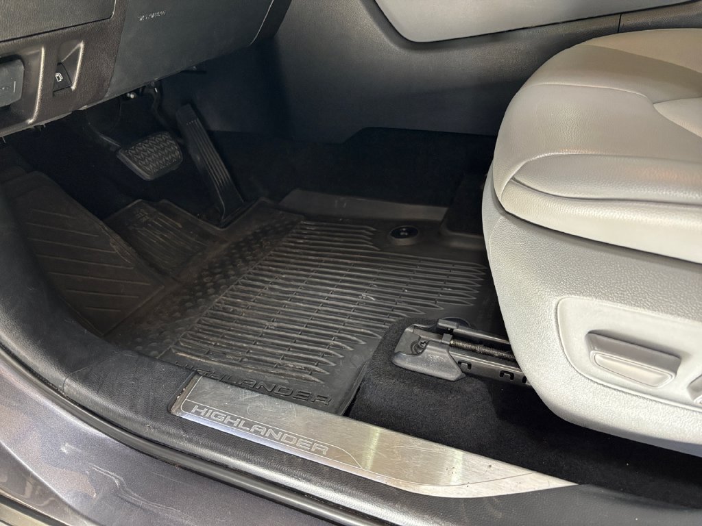 Used 2021 Toyota Highlander XLE FWD image 38