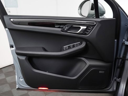 Used 2025 Porsche Macan image 25
