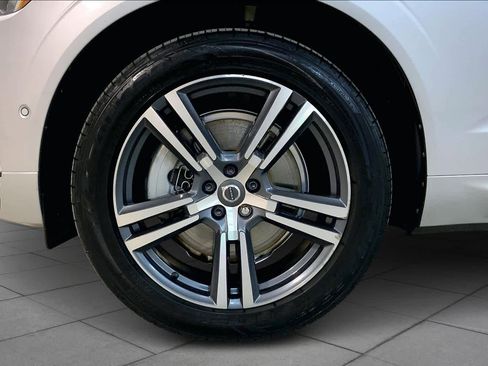 Used 2019 Volvo XC60 T6 Momentum w/ Premium Package image 10