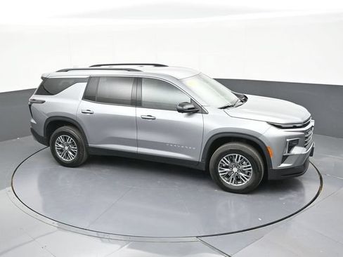 Used 2025 Chevrolet Traverse LT w/ Driver Confidence Package FWD image 60
