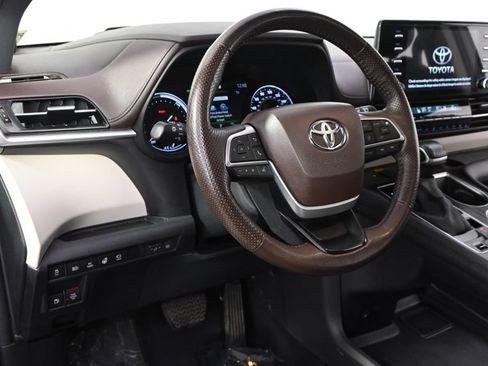 Used 2023 Toyota Sienna Platinum AWD/4WD image 11