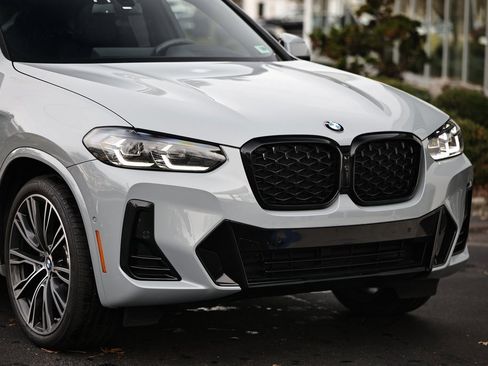 Used 2025 BMW X4 xDrive30i w/ Premium Package image 2