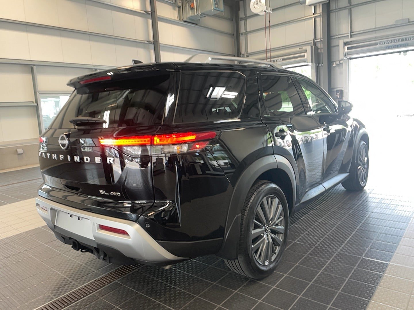 Used 2025 Nissan Pathfinder SL w/ SL Premium Package AWD/4WD image 21