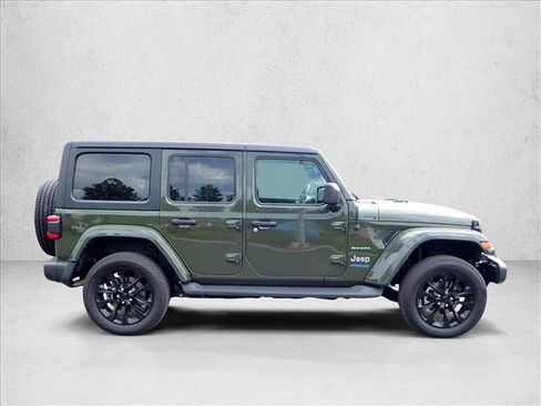 Used 2022 Jeep Wrangler Unlimited Sahara w/ Cold Weather Group AWD/4WD image 4
