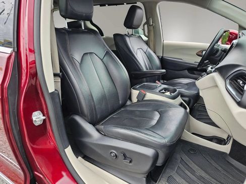 Used 2017 Chrysler Pacifica Touring-L Plus FWD image 7