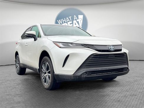 Used 2023 Toyota Venza LE image 2