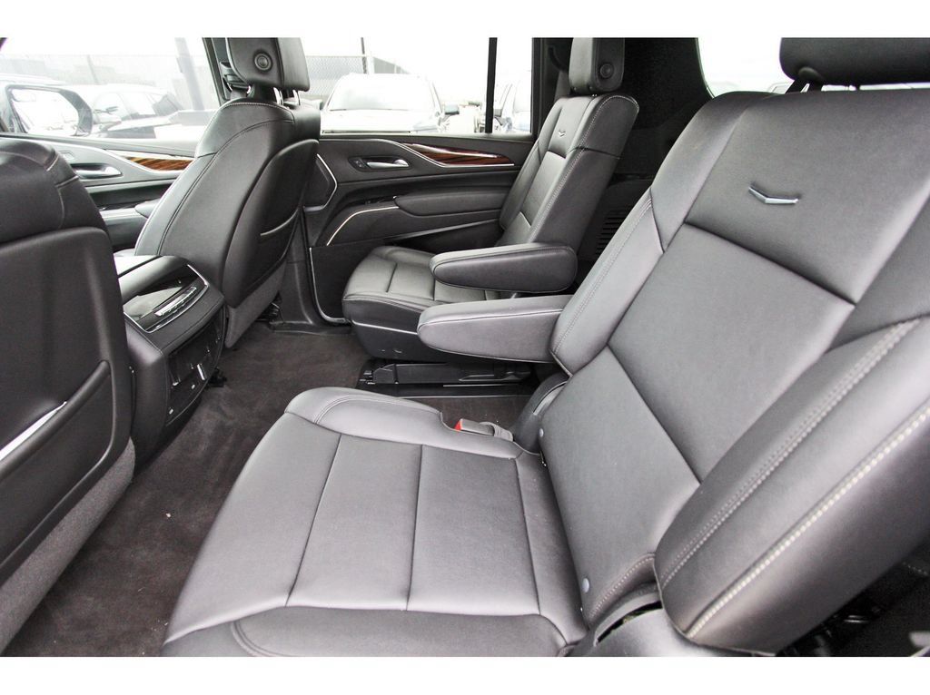 Used 2024 Cadillac Escalade ESV Luxury RWD image 7