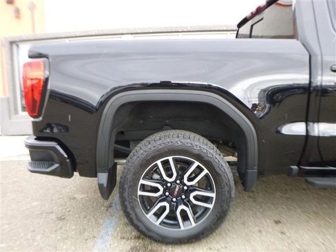 Used 2024 GMC Sierra 1500 AT4 w/ Technology Package AWD/4WD image 4