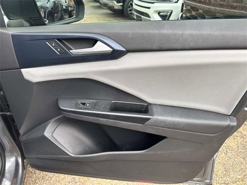 Used 2022 Volkswagen Taos SE w/ Panoramic Sunroof Package image 18