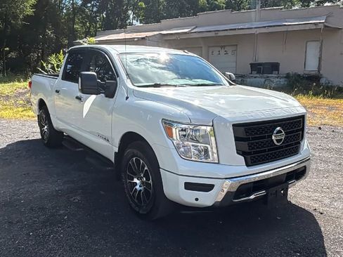 Used 2021 Nissan Titan SV w/ SV Convenience Package image 3