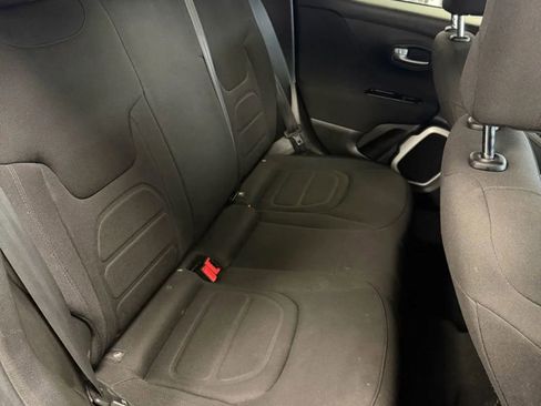 Used 2018 Jeep Renegade Latitude image 13