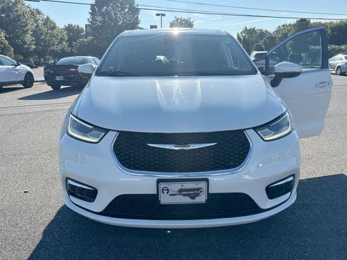 Used 2023 Chrysler Pacifica Touring-L FWD image 31