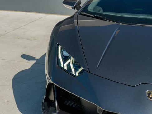Used 2020 Lamborghini Huracan EVO image 24