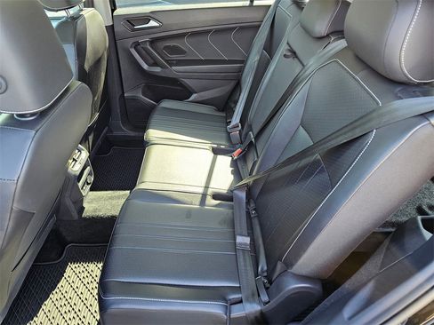 Used 2024 Volkswagen Tiguan SE w/ Panoramic Sunroof Package image 10