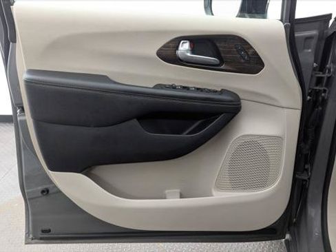 Used 2023 Chrysler Pacifica Limited FWD image 13