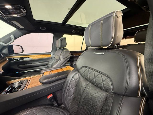 Used 2023 Jeep Grand Wagoneer Series III AWD/4WD image 10