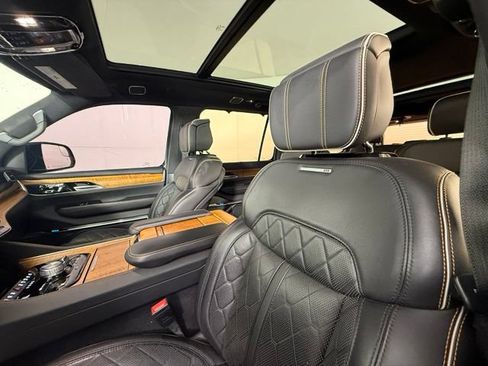 Used 2023 Jeep Grand Wagoneer Series III AWD/4WD image 10