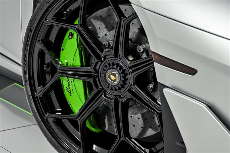Used 2020 Lamborghini Aventador SVJ AWD/4WD image 5
