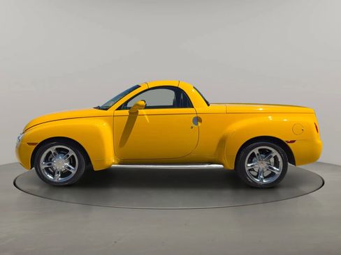 Used 2004 Chevrolet SSR w/ Preferred Equipment Group image 9