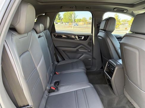 Used 2020 Porsche Cayenne image 28