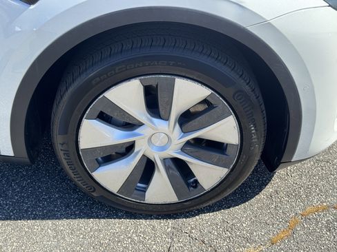 Used 2020 Tesla Model Y Long Range image 12