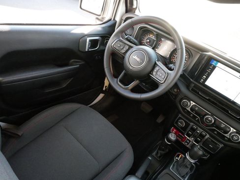 Used 2024 Jeep Wrangler Unlimited Rubicon image 9