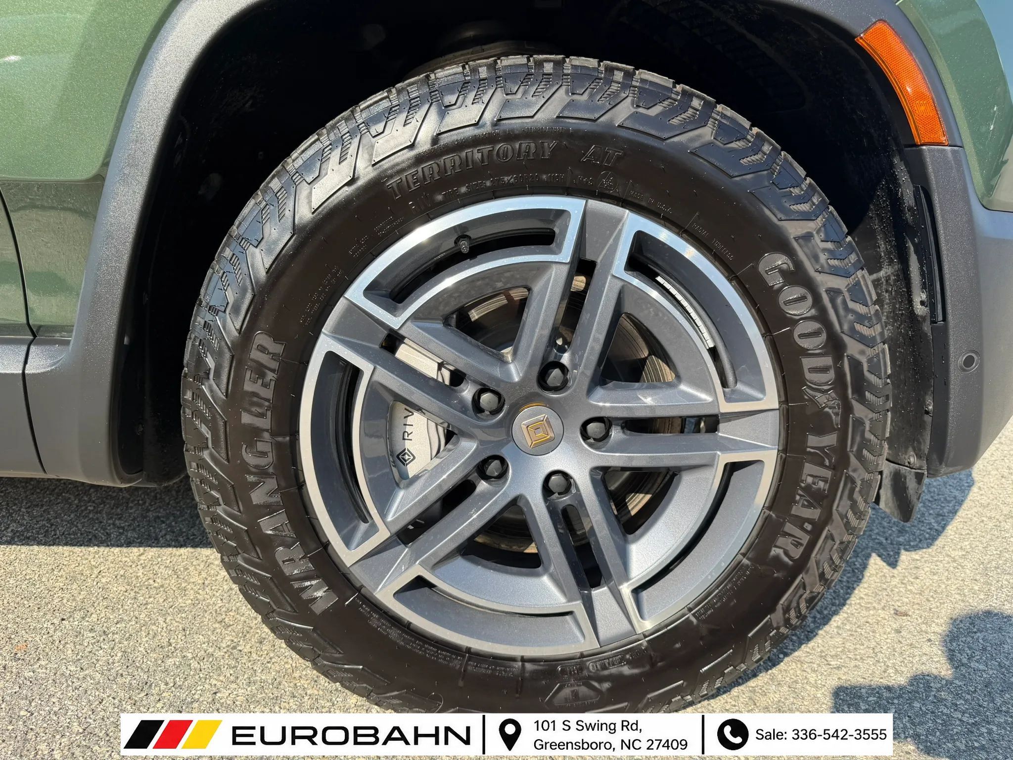 Used 2025 Rivian R1S Adventure Dual AWD/4WD image 31