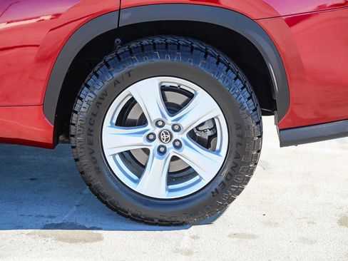 Used 2020 Toyota Highlander LE image 11