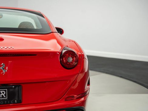 Used 2015 Ferrari California T image 21