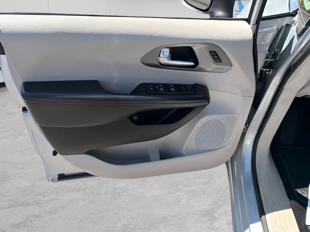 Used 2023 Chrysler Pacifica Touring-L FWD image 19