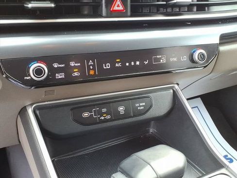Used 2025 Kia Carnival FWD image 18