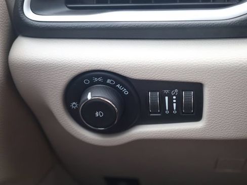 Used 2024 Chrysler Pacifica Touring-L FWD image 19