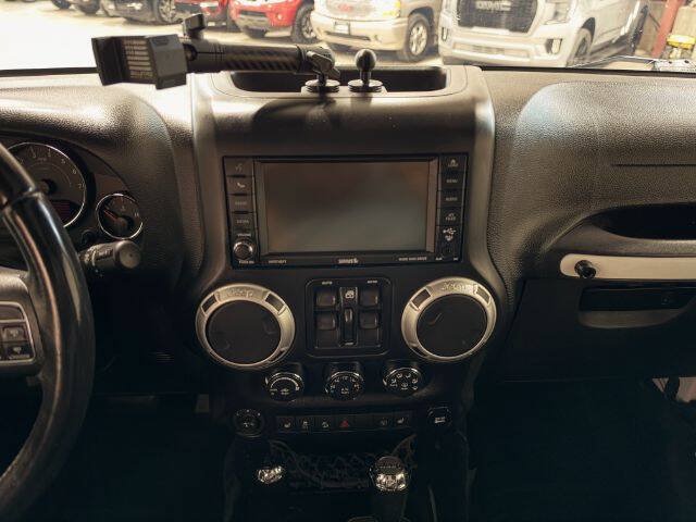 Used 2015 Jeep Wrangler Unlimited Rubicon w/ Connectivity Group AWD/4WD image 19