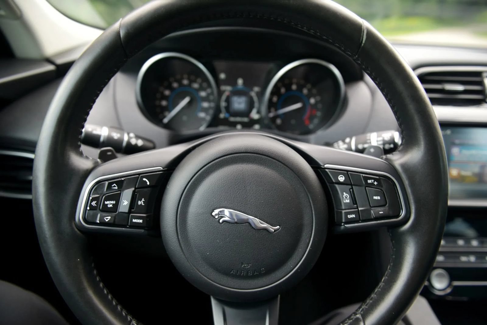 Used 2018 Jaguar F-PACE Premium AWD/4WD image 76