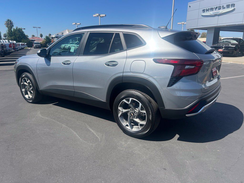 Used 2025 Chevrolet Trax LT w/ LT Convenience Package FWD image 15
