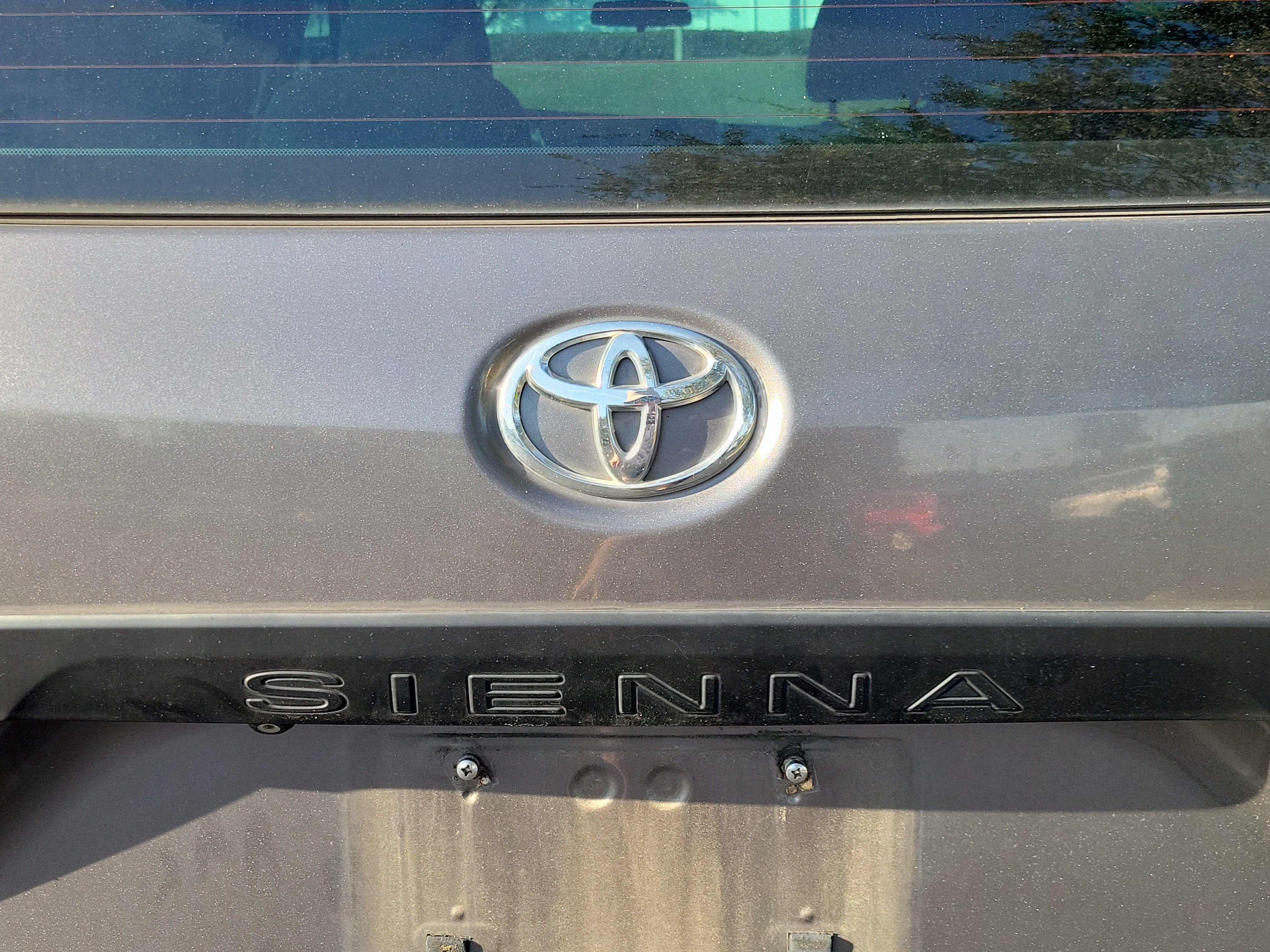Used 2015 Toyota Sienna L FWD image 16